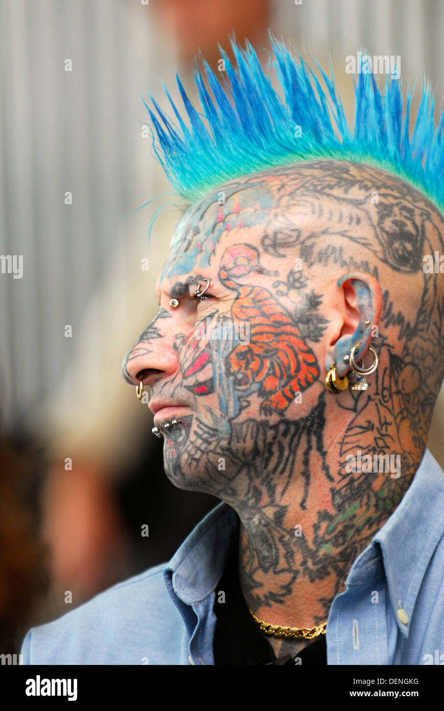 L'homme avec l'art de corps et cheveux spikey, UK. Banque D'Images