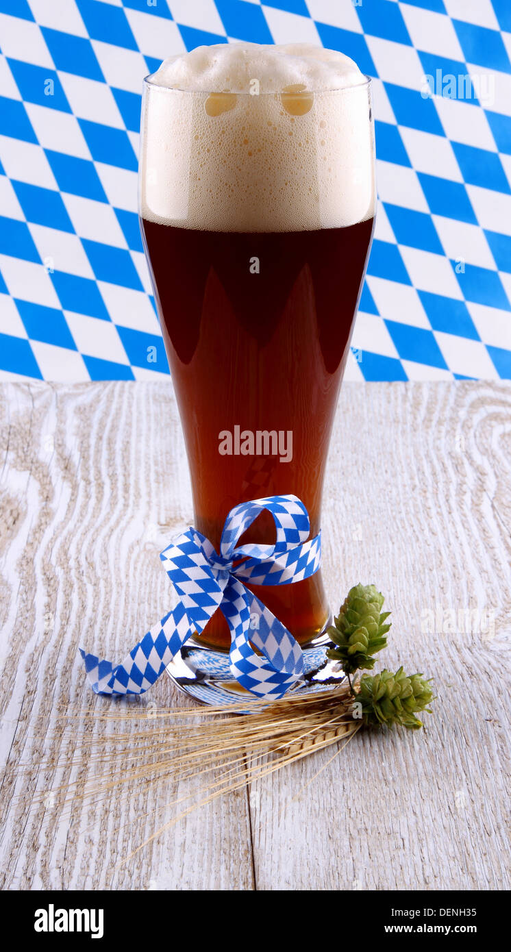 Bière de blé noir en verre avec du ruban bleu sur fond de bois blanc, Close up Banque D'Images