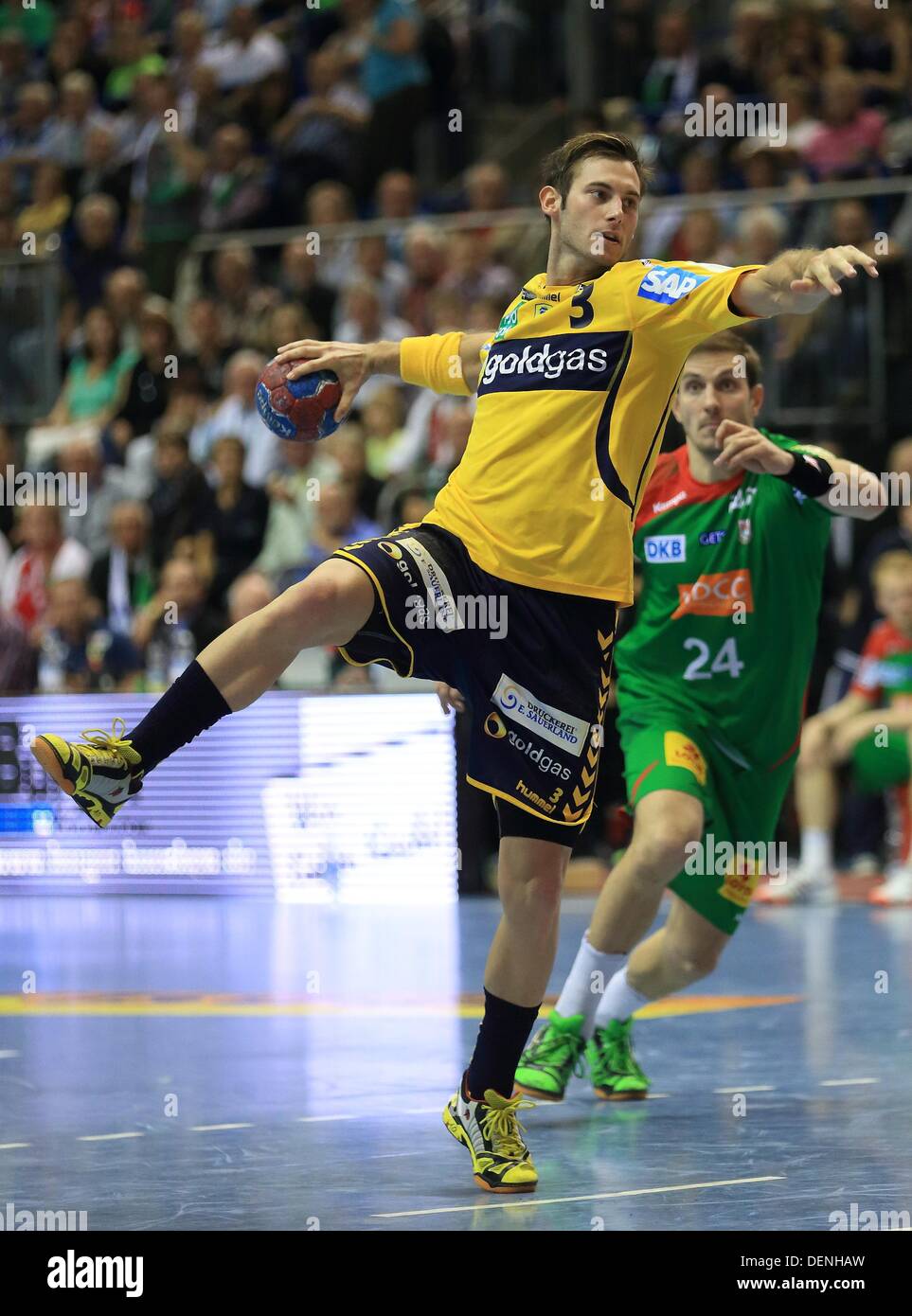 Uwe Gensheimer (L) de la Rhein-Neckar Loewen n'a observé un penalty de Magdebourg Michael Haass Au cours de la Bundesliga match de handball SC Magdeburg contre Rhein-Neckar Loewen au Getec-Arena à Magdeburg, Allemagne, 2 septembre 2013. Photo : JENS WOLF/dpa Banque D'Images