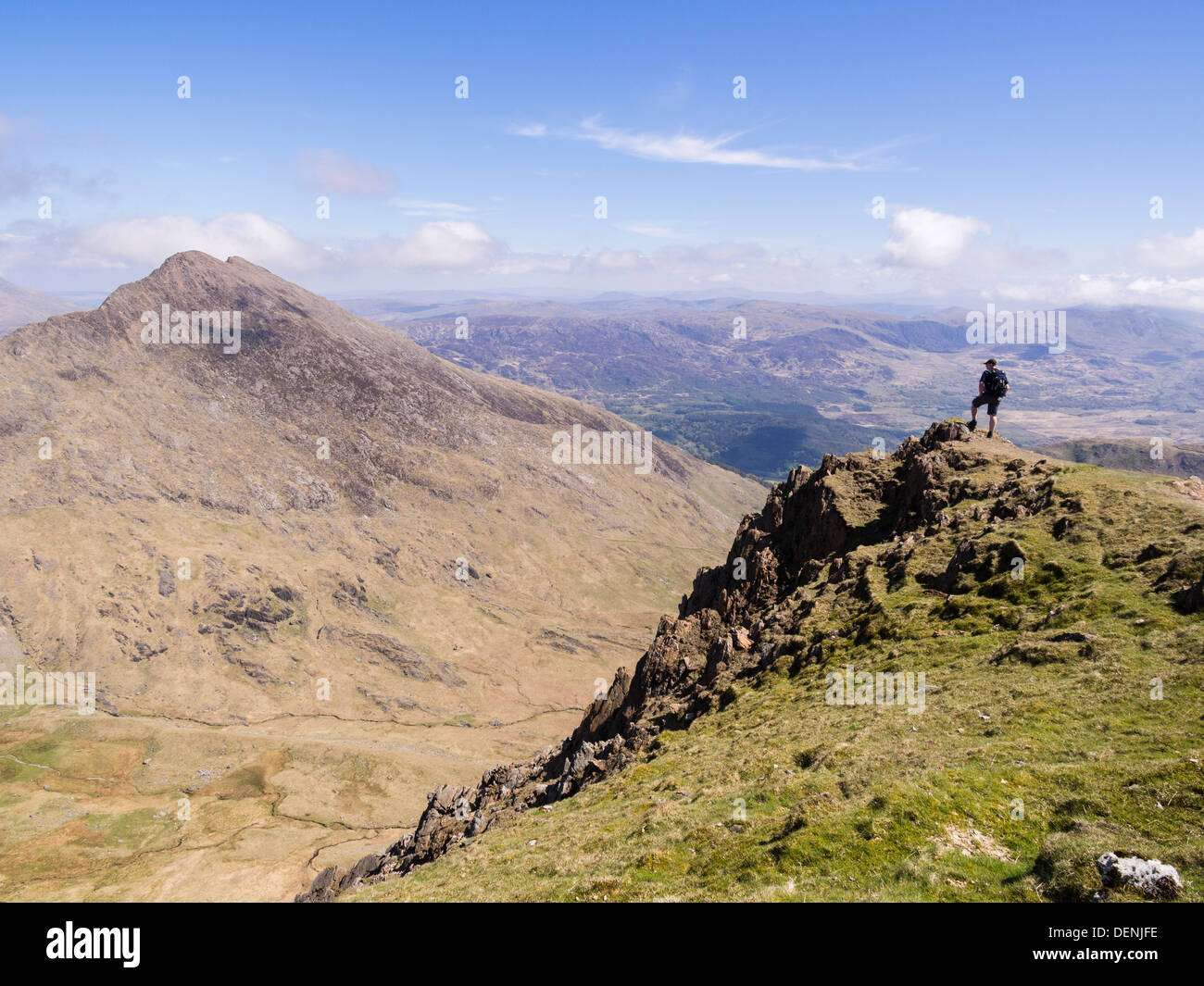 Homme avec vue sur y Lliwedd à travers le CWM Llan de Mont Snowdon Allt Maenderyn ou crête sud à Snowdonia National Park North Wales Royaume-Uni Grande-Bretagne Banque D'Images