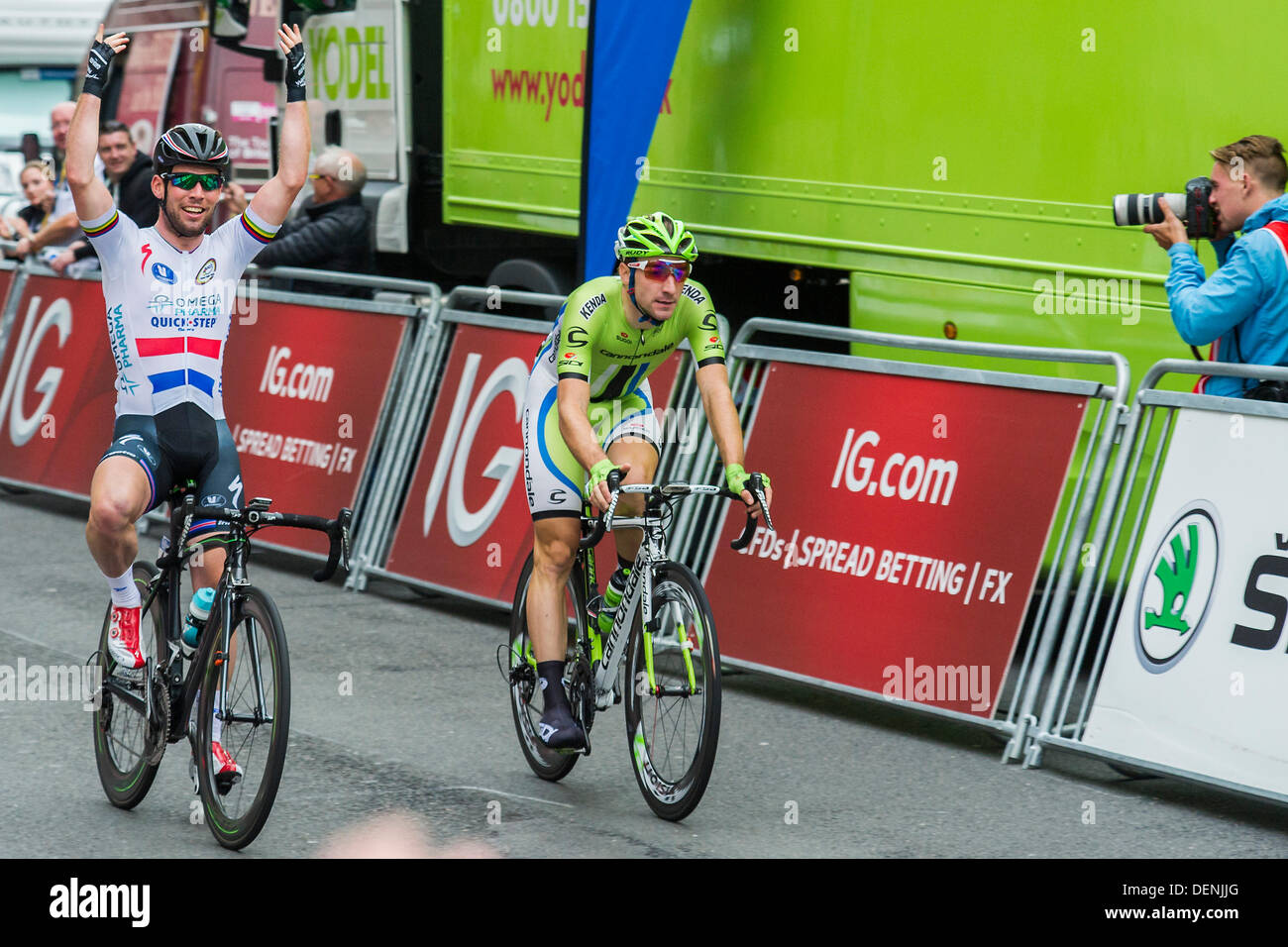 Londres, Royaume-Uni. 22 août, 2013. Sir Bradley Wiggins, de l'équipe Sky Procycling, remporte le Tour de Grande-Bretagne, tandis que Mark Cavendish, de l'Omega Pharma-Quick step-, gagne la dernière étape dans un sprint de fin. Ici, le missile Manx célèbre le passage de la ligne. Whitehall, Londres, UK 22 Sep 2013. Crédit : Guy Bell/Alamy Live News Banque D'Images