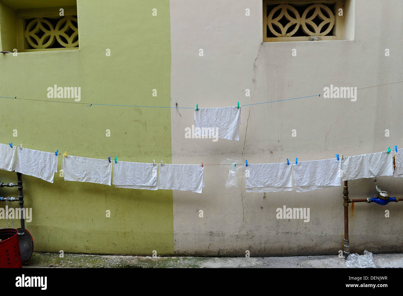 Thé blanc towels hanging on a rope lave-ligne. Banque D'Images