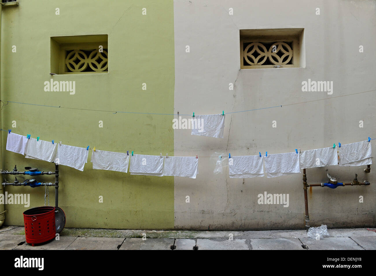 Thé blanc towels hanging on a rope lave-ligne. Banque D'Images