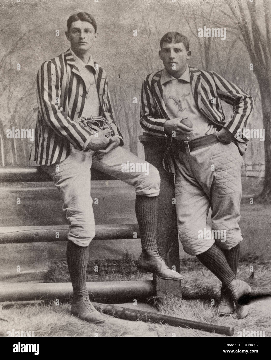 Deux joueurs de baseball, Stagg et Warner, Yale, posés, debout, pleine longueur, circa 1895 Banque D'Images