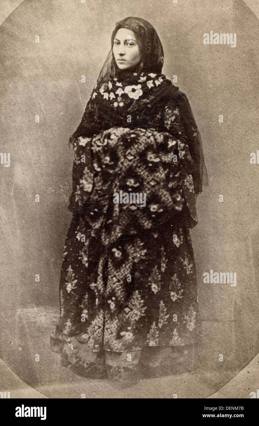 Portrait en pied d'une femme en costume traditionnel, en face légèrement à gauche, vers 1880 Banque D'Images
