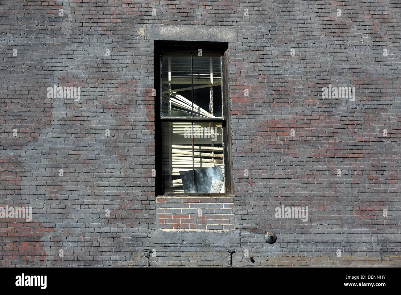 Mur fenêtre cassée ombre Bangor Maine Banque D'Images