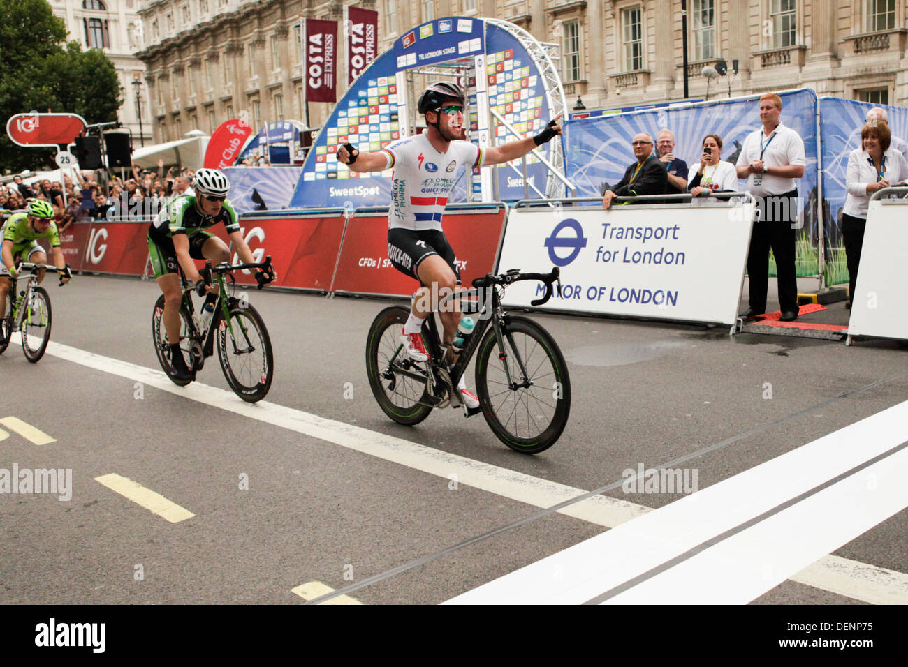 Londres, Royaume-Uni. 22 août, 2013. Mark Cavendish équitation pour Omega Pharma Quick-Step célèbre devenir Vainqueur de l'étape 8 2013 Tour de Bretagne, lorsqu'il s'approche de la ligne d'arrivée en première position Photo de Sue Bowdery Bowdery Crédit : Sue/Alamy Live News Banque D'Images