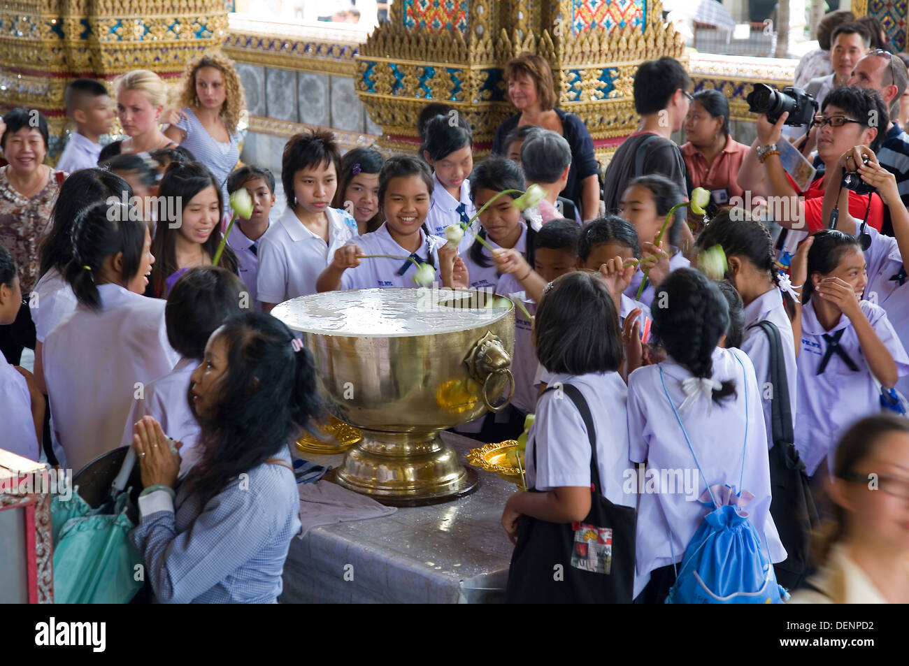 Les croyants à l'extérieur de l'ubosoth. Wat Phra Kaew, ou temple du Bouddha Émeraude. grand palais. Bangkok, Thailande, Asie. Banque D'Images