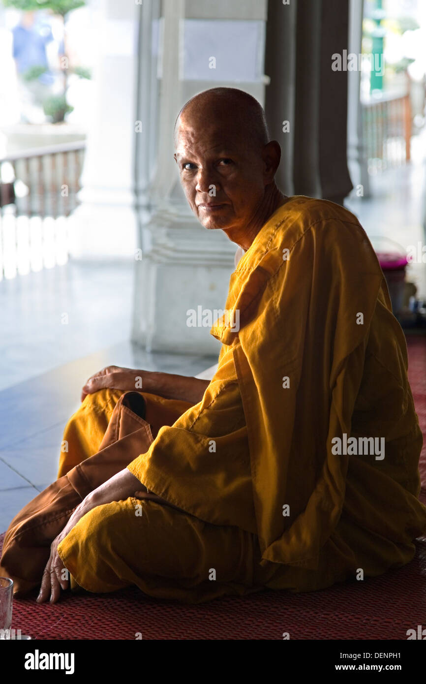 Le moine bouddhiste. Wat Phra Kaew, ou Temple du Bouddha d'Émeraude. Grand Palais. Bangkok, Thaïlande, Asie. Banque D'Images