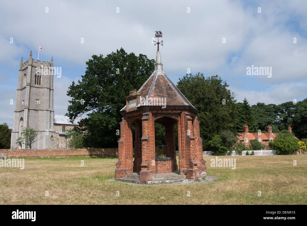 Vue sur l'église Saint Pierre et Saint Paul, le couvert de la pompe et de l'aumône village, maisons Village Heydon, Norfolk, Angleterre Banque D'Images