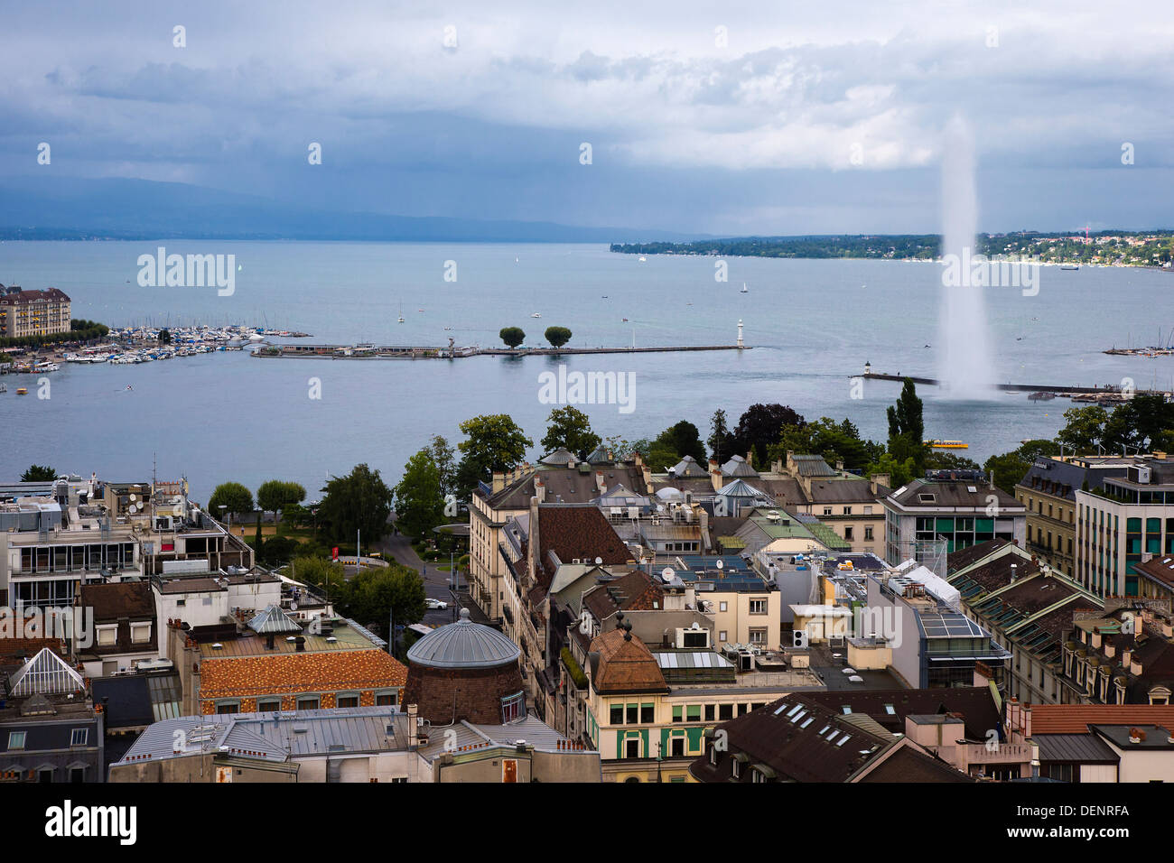 Vue aérienne du lac de Genève et du Jet d'eau tirée d'une tour de la Cathedrale Saint Pierre (Pierre (cathédrale), Genève Banque D'Images