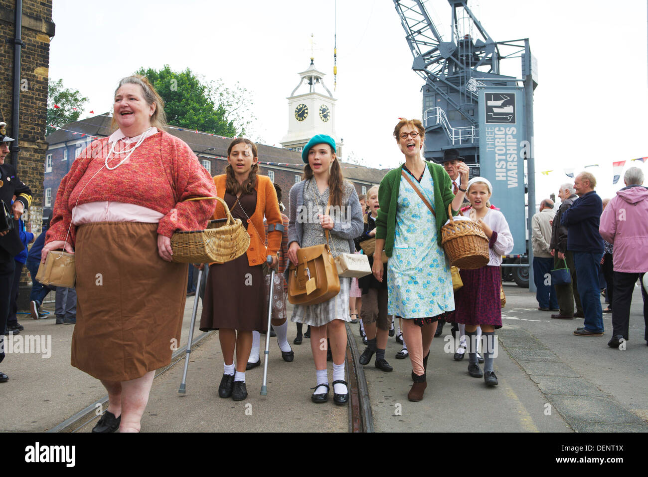 Chatham, Royaume-Uni. 21e Août, 2013. Salut à la 40's - Britain's 1940  Accueil/événement au Chatham Historic Dockyard. Les enfants vêtus de  vêtements des années 40, que l'on transporte à l'autre du pays.