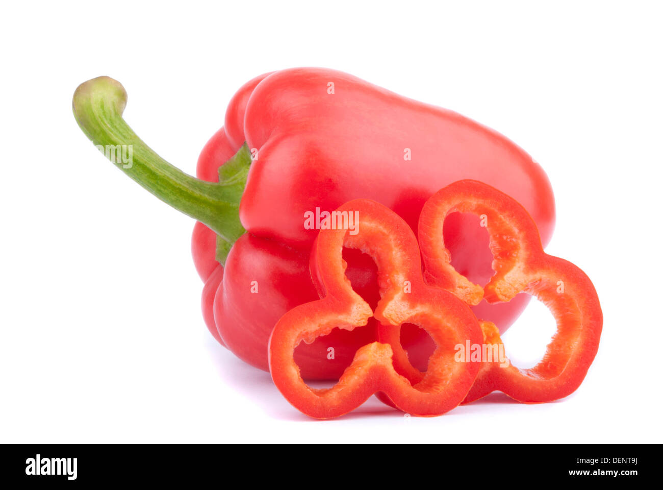 Poivrons rouges sur fond blanc. Banque D'Images