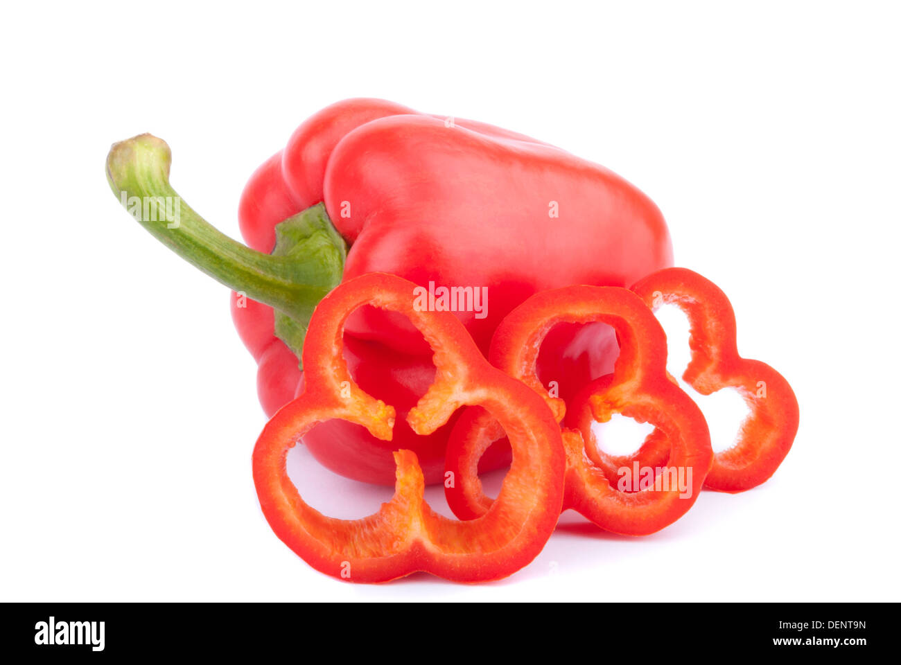 Poivrons rouges sur fond blanc. Banque D'Images