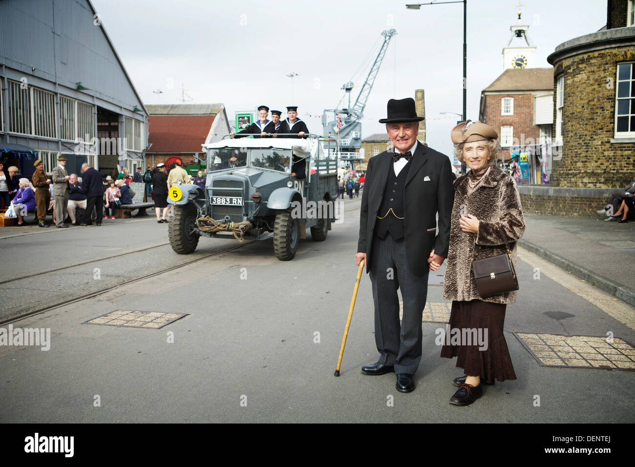 Chatham, Royaume-Uni. 21e Août, 2013. Salut à la 40's - Britain's 1940 Accueil/événement au Chatham Historic Dockyard. Le Premier ministre britannique Winston Churchill et épouse à Chatham Dockyard Banque D'Images