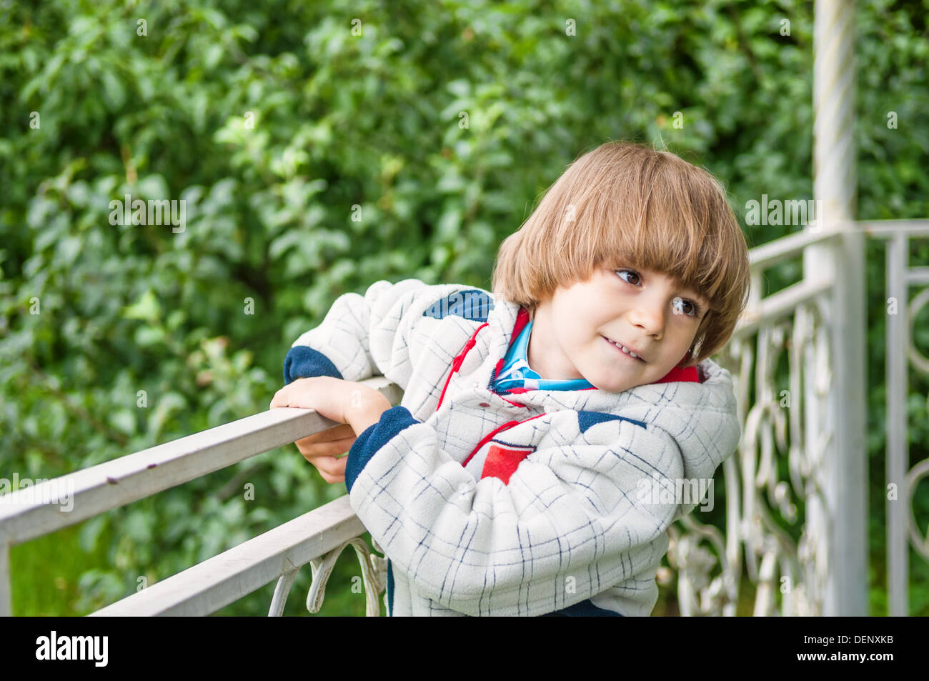 Adorable boy smiling in pavillon en plein air Banque D'Images