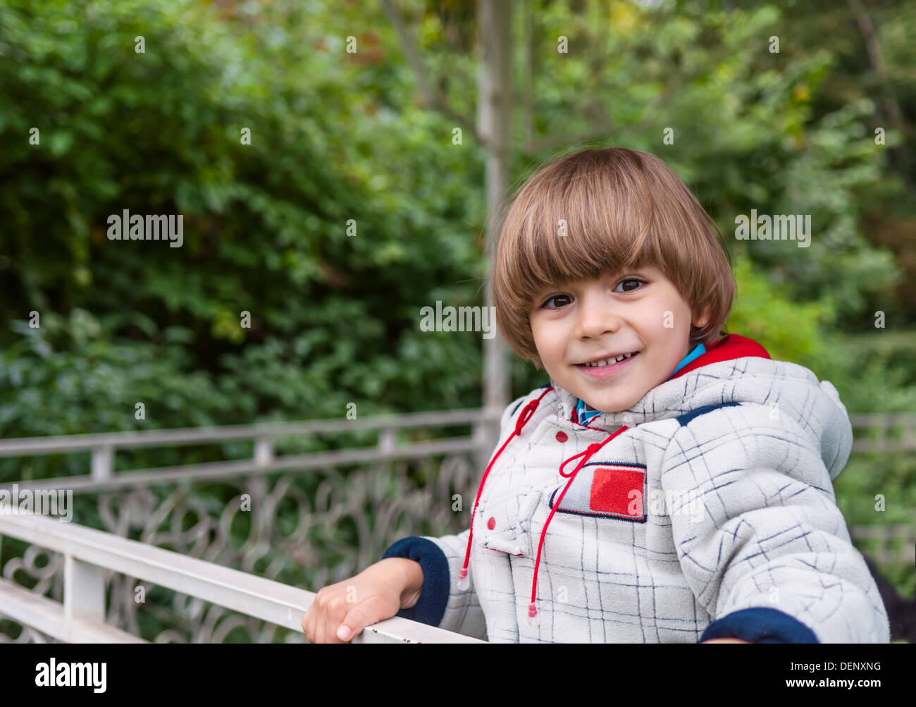 Adorable boy smiling in pavillon en plein air Banque D'Images