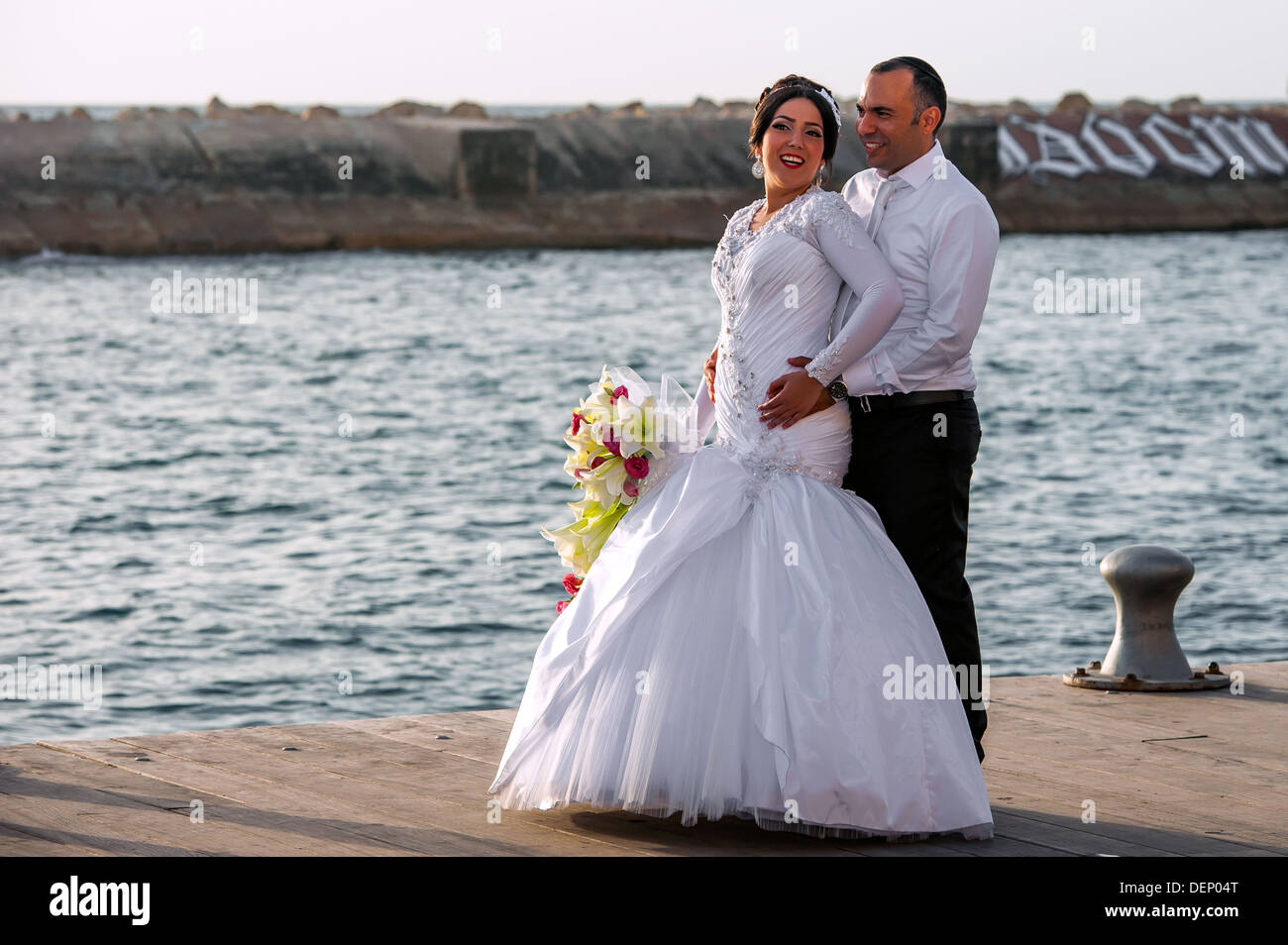 Un jeune couple le jour de leur mariage d'être photographiés à l'ancien port de Jaffa en Israël Banque D'Images