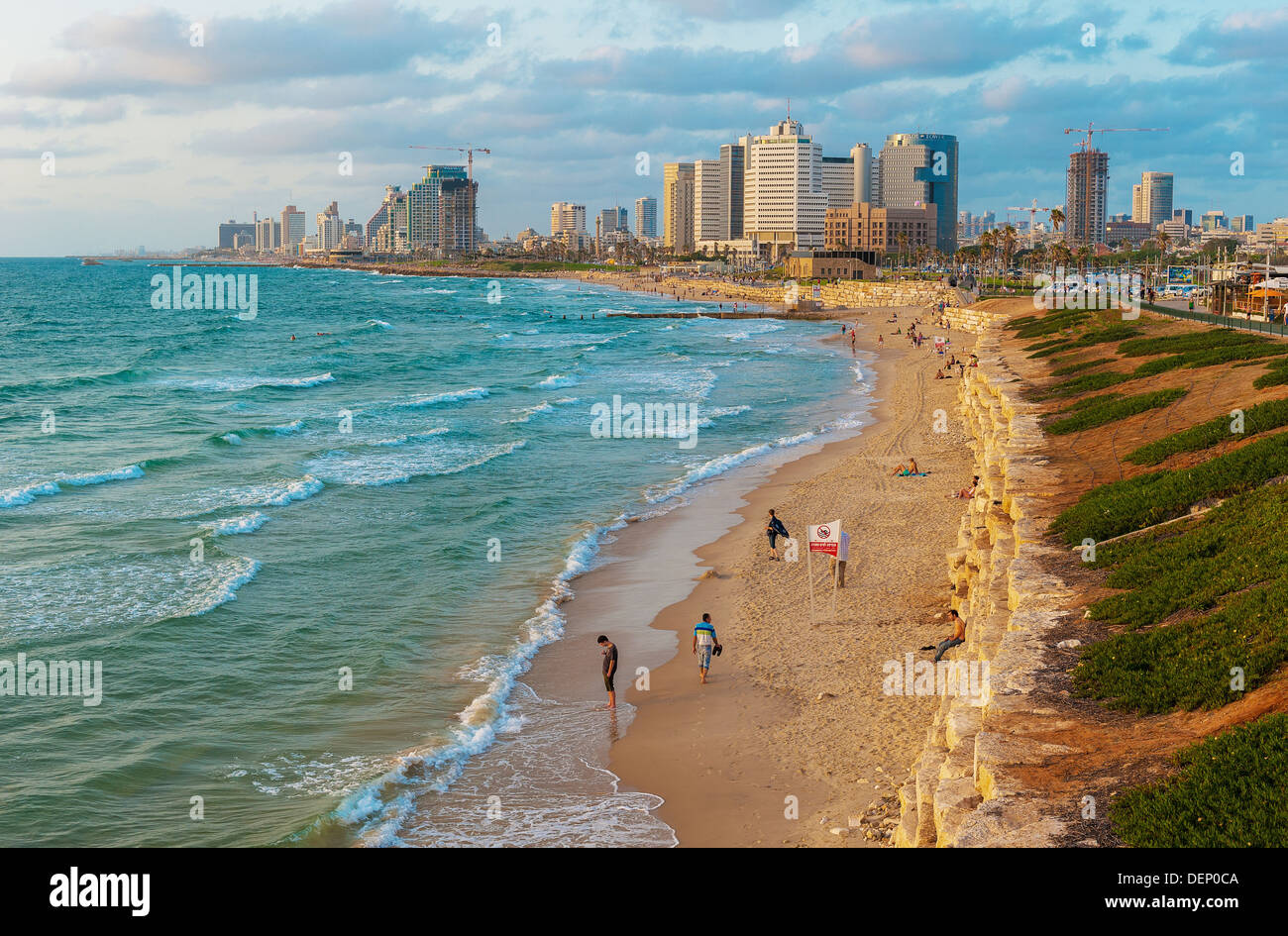 Tel Aviv skyline et la plage Banque D'Images