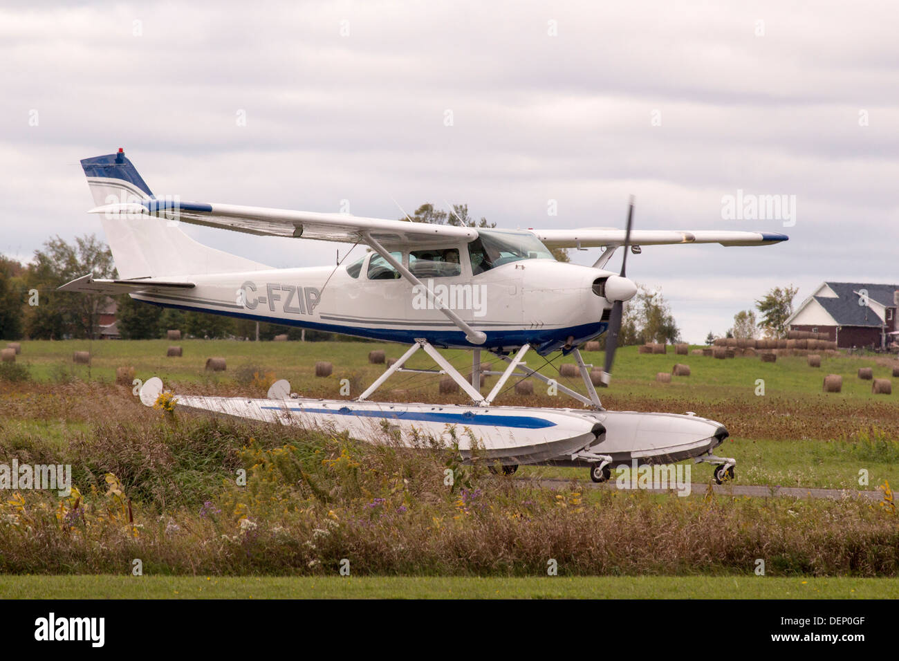 Petit hydravion sur piste à Kawartha Lakes Airport de Lindsay (Ontario) Banque D'Images