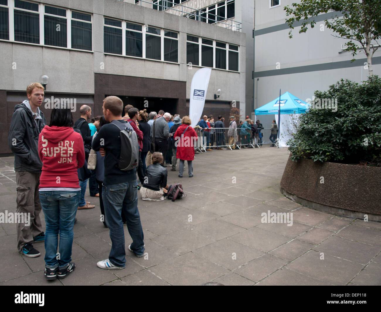 Londres, Royaume-Uni. 22 août, 2013. Groupe de personnes en file d'traverse Moorgate et la gare de Liverpool Street pour chantiers week-end portes ouvertes le dimanche 22 septembre 2013. Traverse, doit être achevé en 2018, est un projet d'infrastructure ferroviaire complexe en cours principalement dans le centre de Londres et est devenu le plus important d'Europe Projet de construction. Credit : P.D. Amedzro/Alamy Live News Banque D'Images