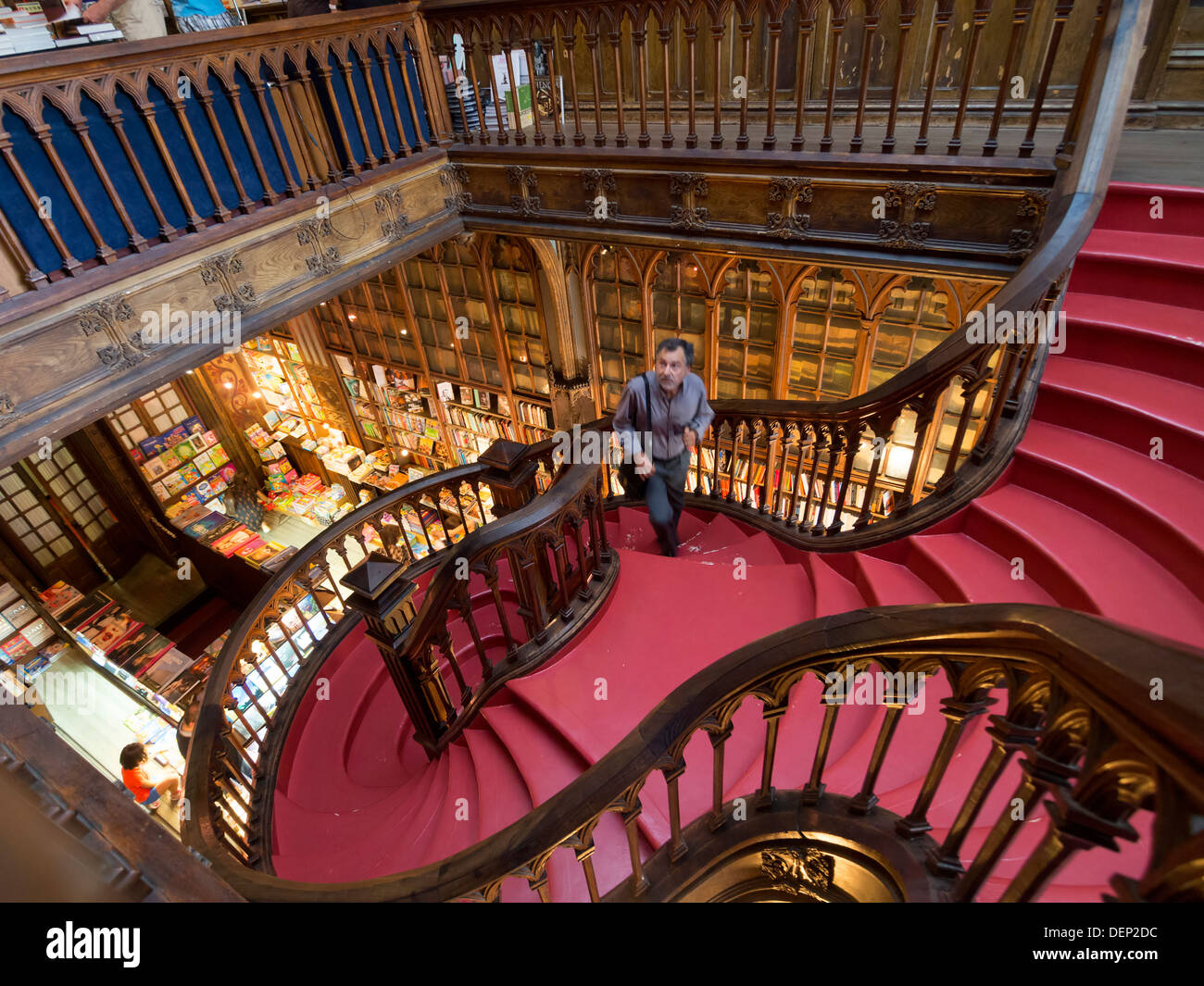 Librairie Lello célèbre escalier rouge à Porto, Nord du Portugal, Europe Banque D'Images