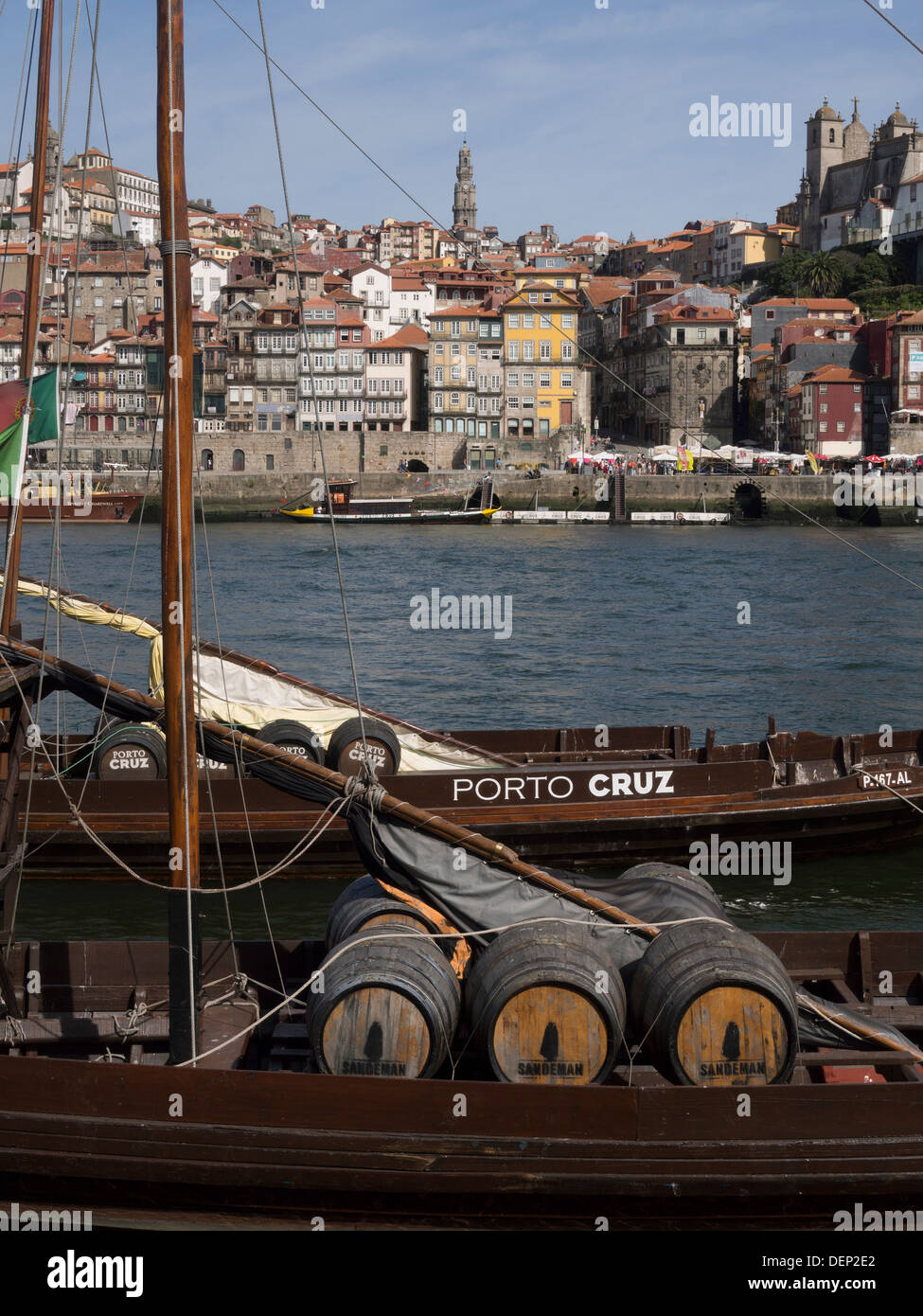 Bateaux Rabelo traditionnellement utilisé pour le transport du vin sur le fleuve Douro, Porto, Portugal, Europe Banque D'Images
