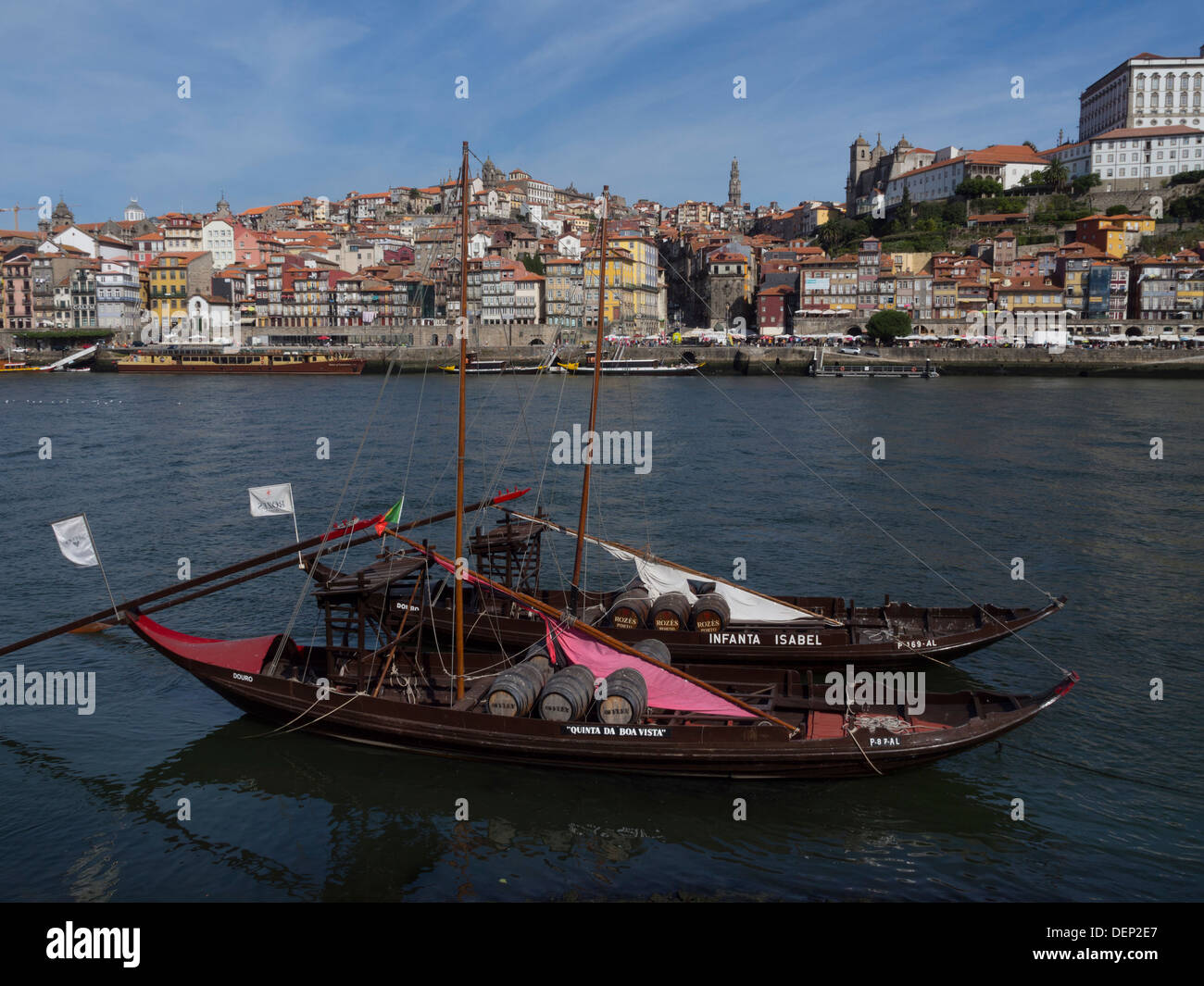 Bateaux Rabelo traditionnellement utilisé pour le transport du vin sur le fleuve Douro, Porto, Portugal, Europe Banque D'Images