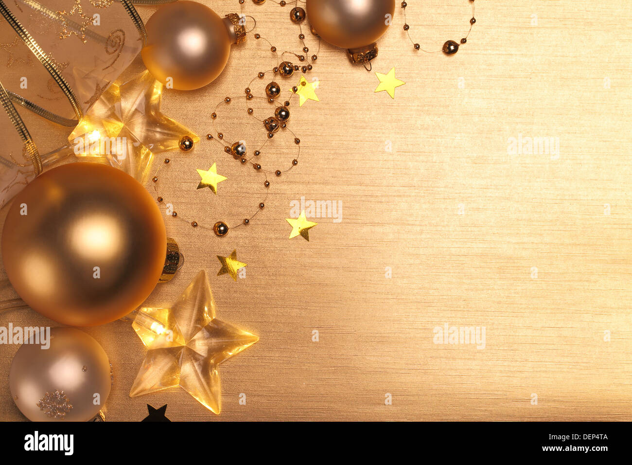 Boules de Noël et étoiles rouges sur fond doré Banque D'Images