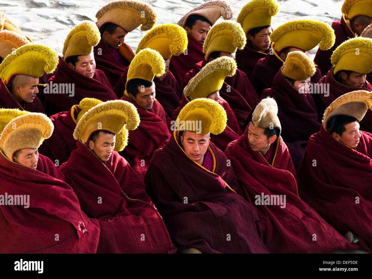 Chapeaux jaunes - moines Gelugpa au cours de cérémonies dans le monastère  de Labrang à Xiahe Photo Stock - Alamy
