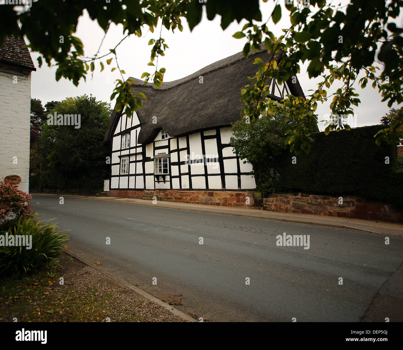 Chalets en noir et blanc et des pubs prises dans le village d'Ombersley situé dans la campagne du Worcestershire. Banque D'Images