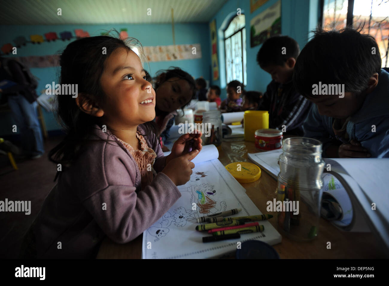 Guatemala enfants d'âge préscolaire attirer dans la classe. Banque D'Images