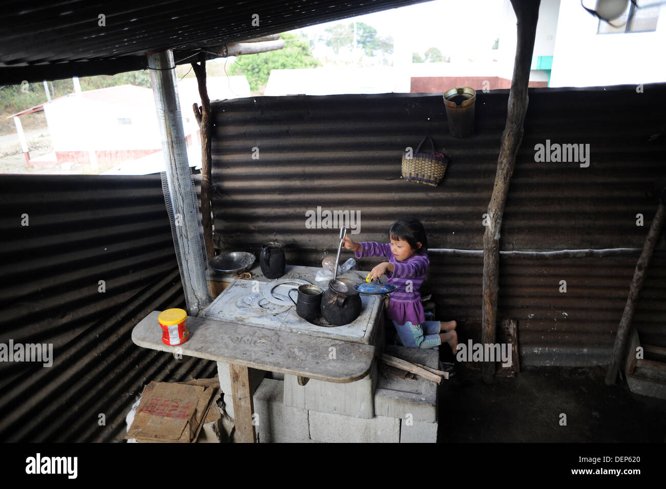 Une jeune fille autochtone du Guatemala mayas de cuisiniers dans la cuisine à Chuk Muk, Santiago Atitaln, au Guatemala. Banque D'Images