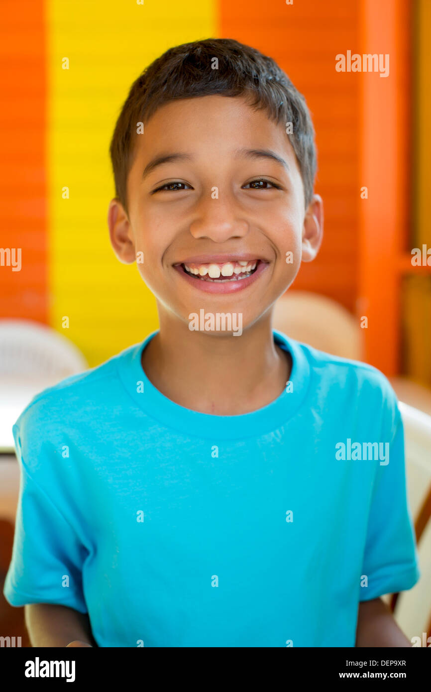 Hispanic boy smiling Banque D'Images