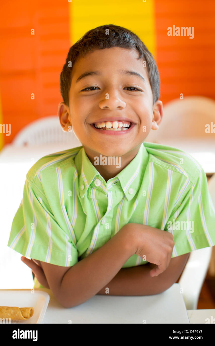 Hispanic boy smiling Banque D'Images