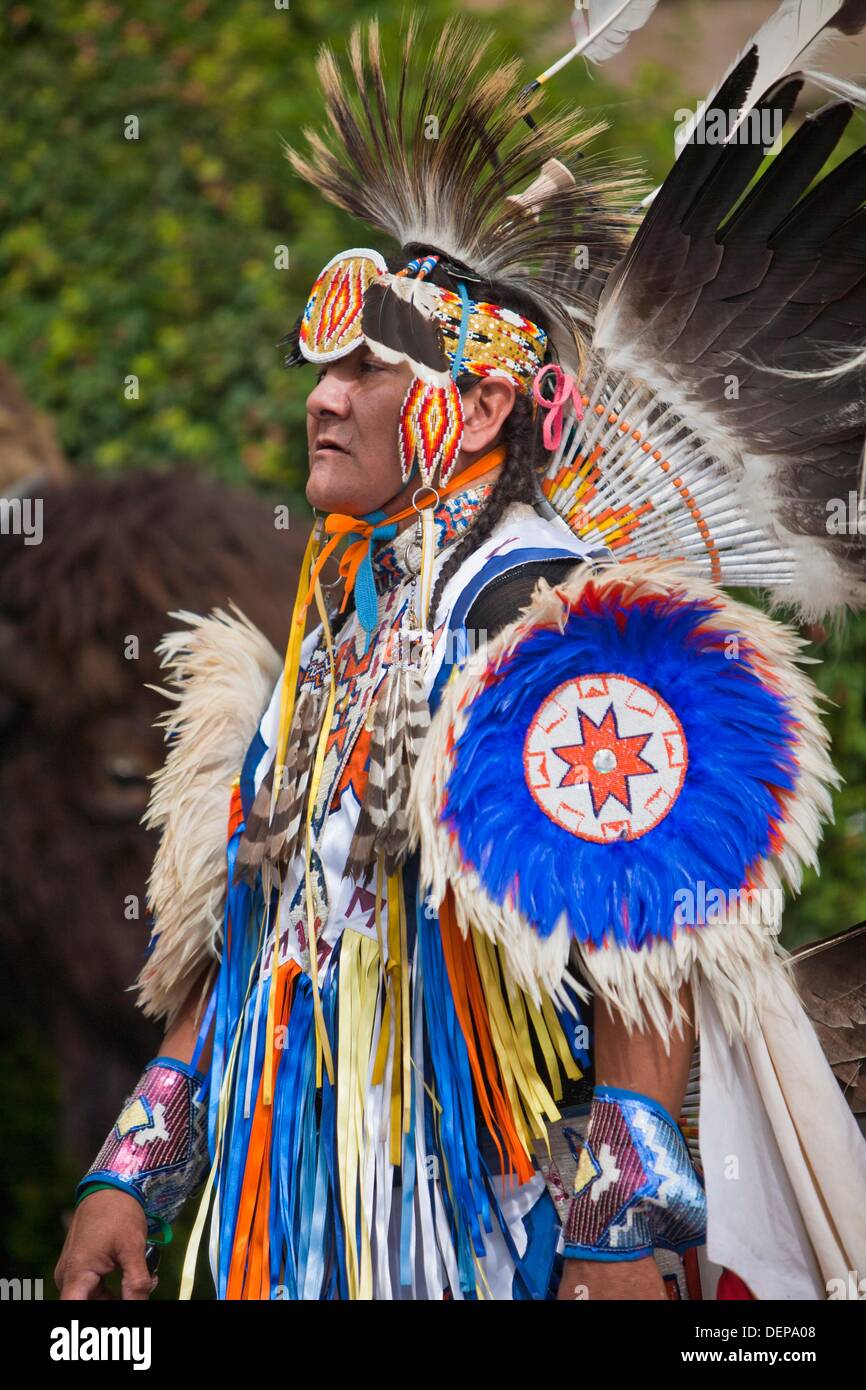 Native American en costume traditionnel à un powwow en Alberta, Canada  Photo Stock - Alamy