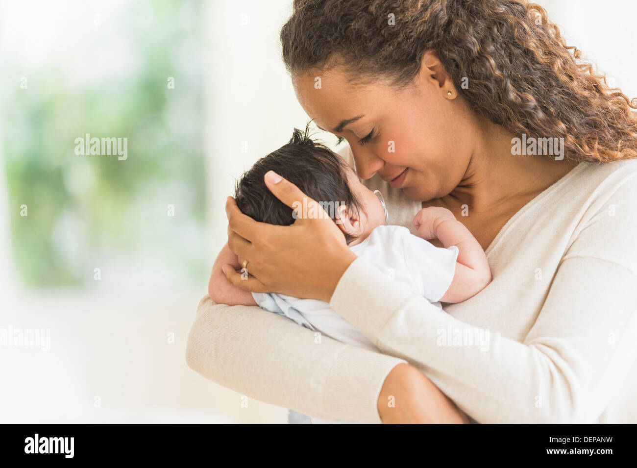 Hispanic mother holding fils infantile Banque D'Images