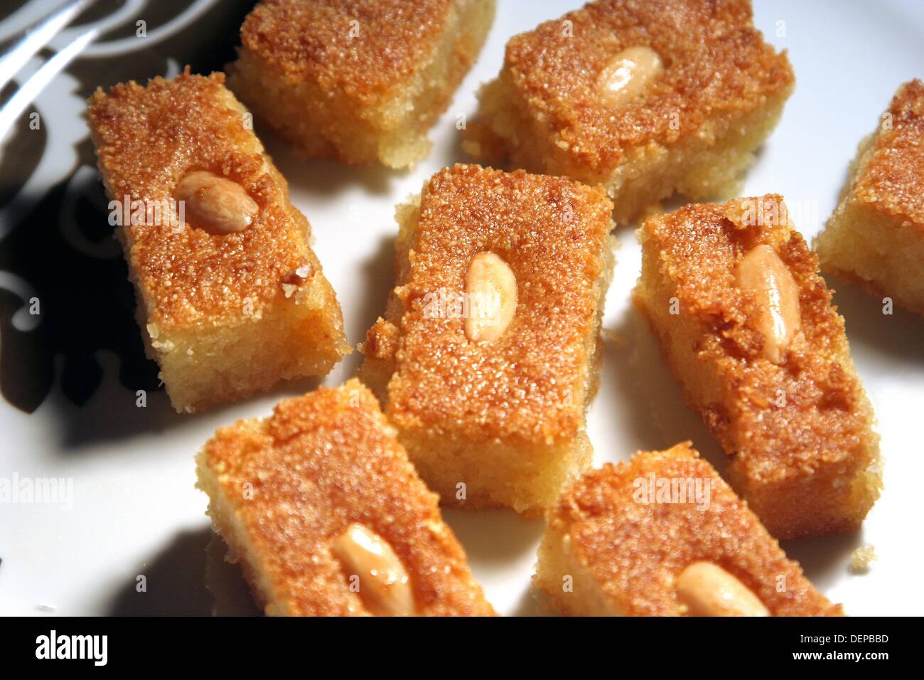 Gateau De Semoule Sucree Arabe Basbousa Photo Stock Alamy Gateau De Semoule Sucree Arabe Basbousa Photo Stock Alamy