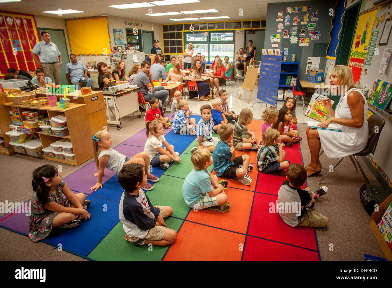 Les parents des élèves de la classe de maternelle inscrivez-vous sur le premier jour de l'école primaire de Laguna Niguel, CA. Banque D'Images