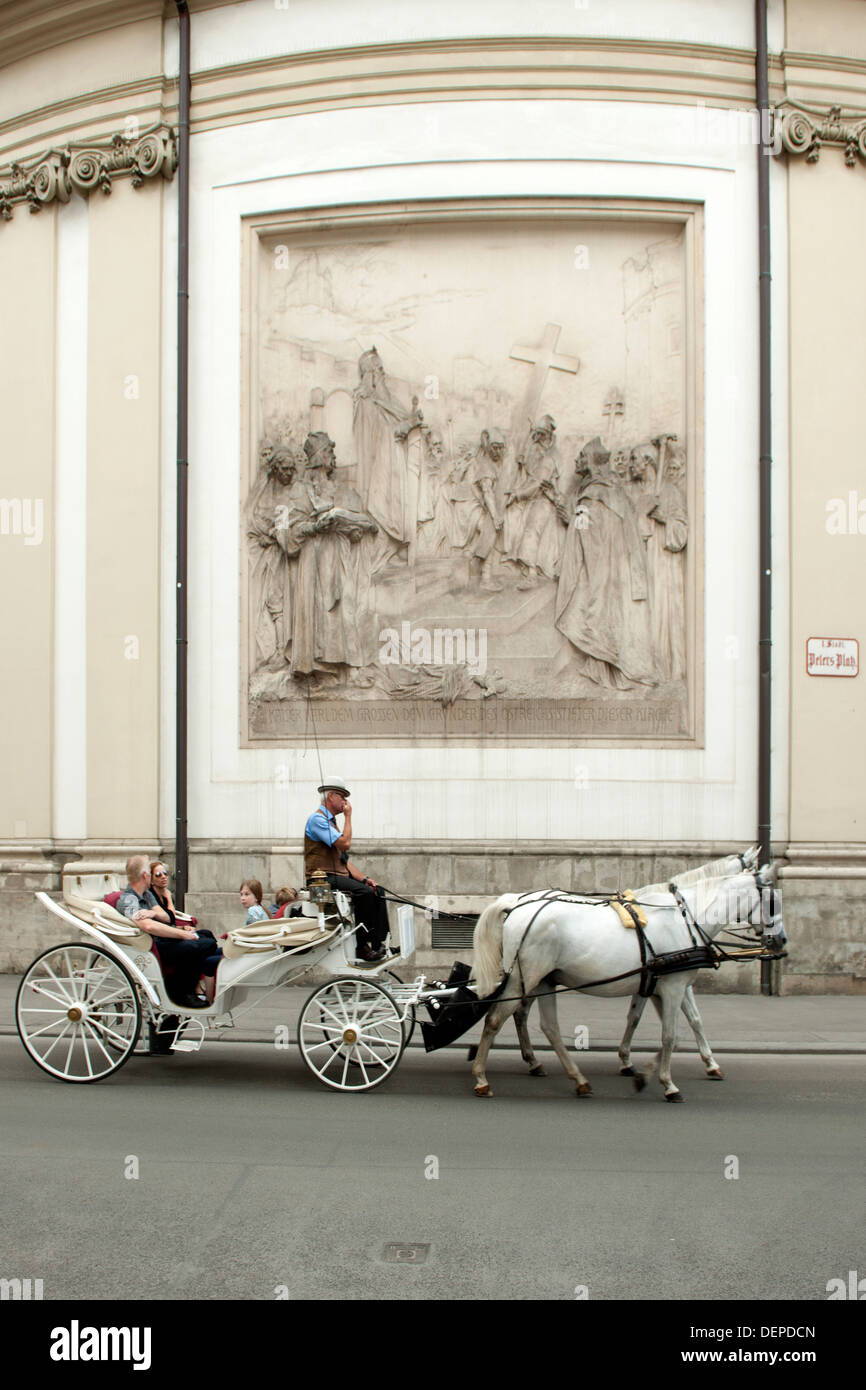 Wien, Österreich, je décharge des Karls Fiaker vor der Großen Ostseite der Peterskirche Banque D'Images