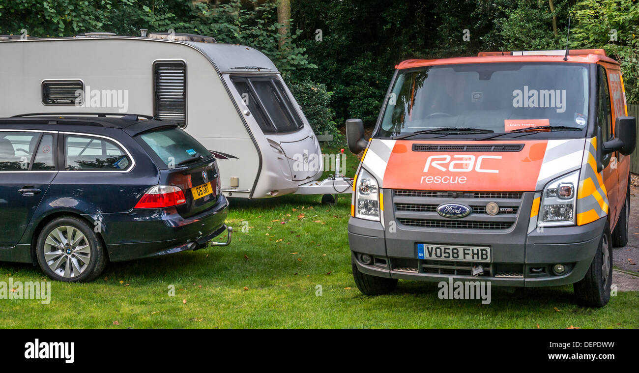 Véhicule RAC assister à une panne de voiture au Caravan Club site à Crystal Palace, Londres, Angleterre. Banque D'Images