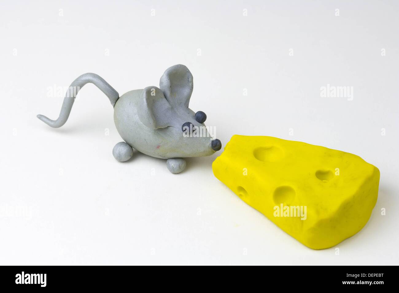 Figurines en pâte à modeler, morceau de fromage et souris Photo Stock -  Alamy