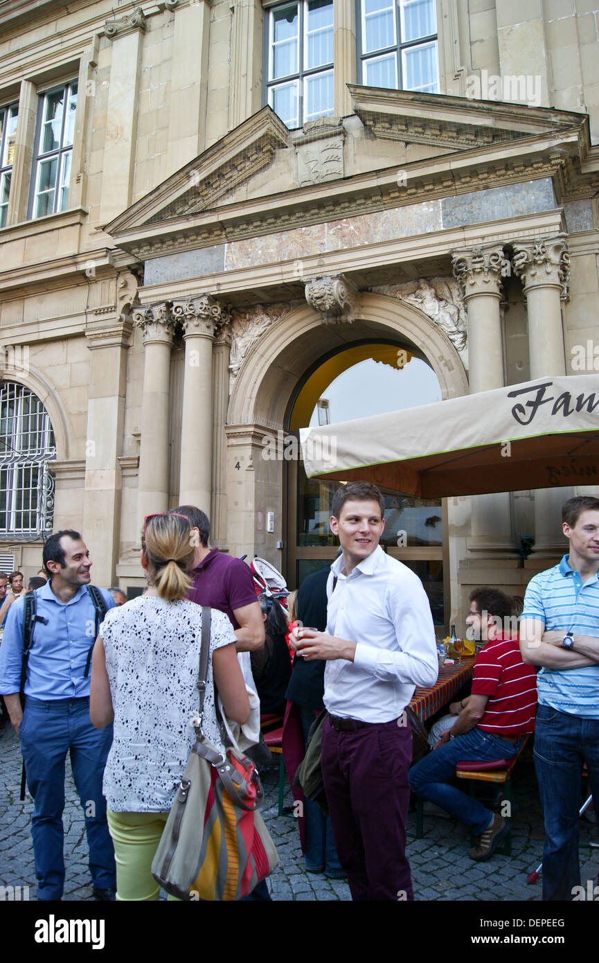 Un jeune homme de boire avec des amis à Stuttgarter Weindorf, foire aux vins, Stuttgart, Allemagne, Baden-Wuerttemburg Banque D'Images