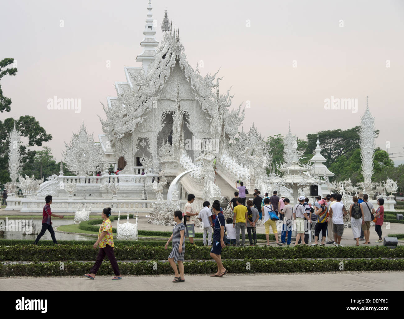 Une vue sur le temple blanc Wat Rong Khun ou en Thaïlande Banque D'Images