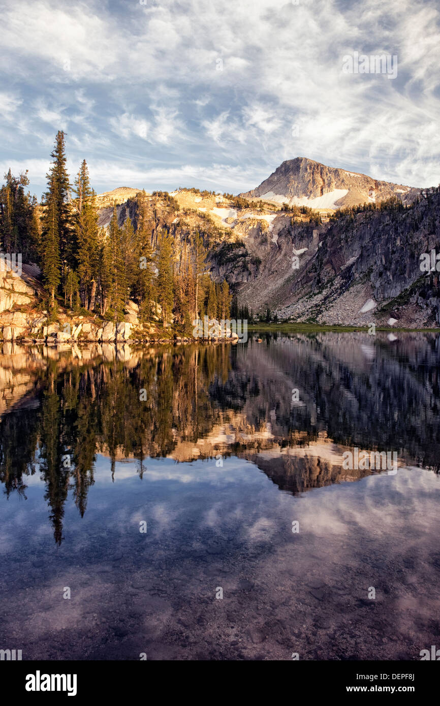 Le lac Miroir reflet de nuages soir passant sur NW Oregon's Eagle Cap dans l'Eagle Cap Désert et montagnes Wallowa. Banque D'Images