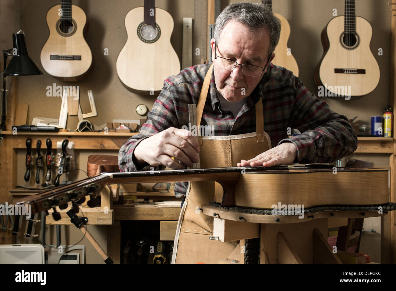 Guitar maker Banque de photographies et d'images à haute résolution - Alamy