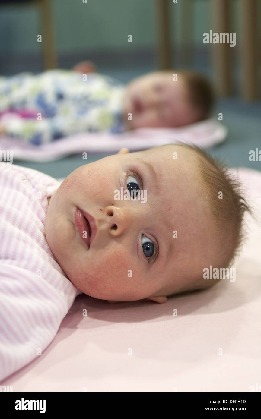 2 Mois Fille Bebe Couche Sur Son Dos Avec De Grands Yeux Bleus Photo Stock Alamy