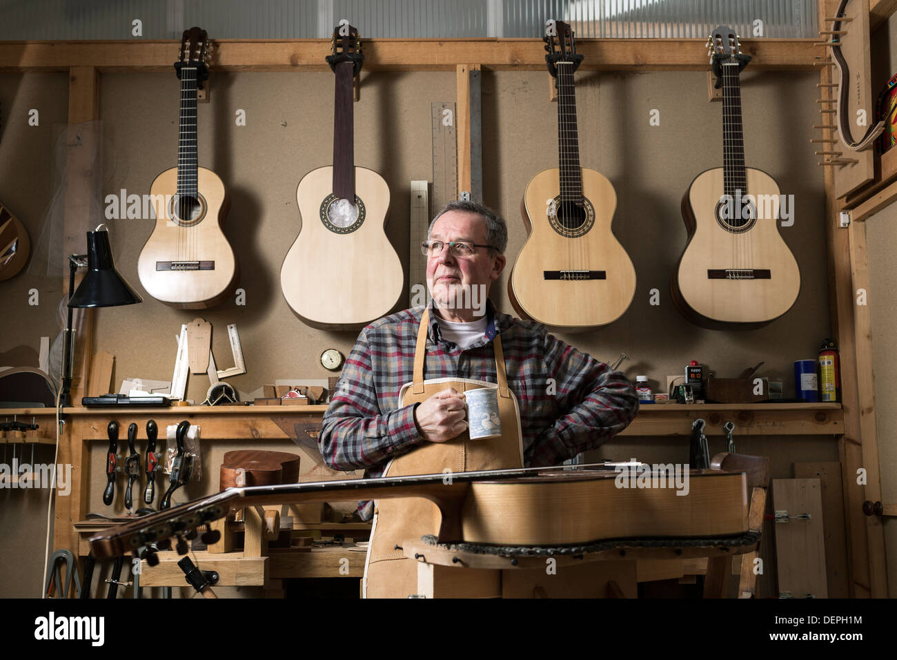 Luthier debout dans l'atelier, à l'écart Banque D'Images