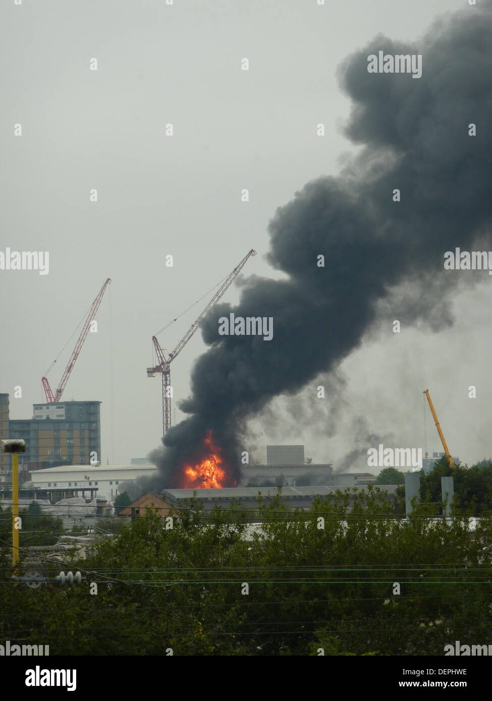 Londres, Royaume-Uni. 23 août, 2013. Pompiers lutter contre un incendie dans une unité industrielle sur Midland Terrasse, Park Royal, Londres, Royaume-Uni. Selon le London Fire Brigade, 8 camions de pompiers sont sur les lieux, et 10 personnes de résidences à proximité ont été évacués. La moitié du rez-de-chaussée et une partie de la toiture est allumée. Mise à jour 11:40 : 12 pompiers maintenant sur place. Personne n'a été blessé selon le London Ambulance Service. Credit : Burgess Taylor/Alamy Live News Banque D'Images