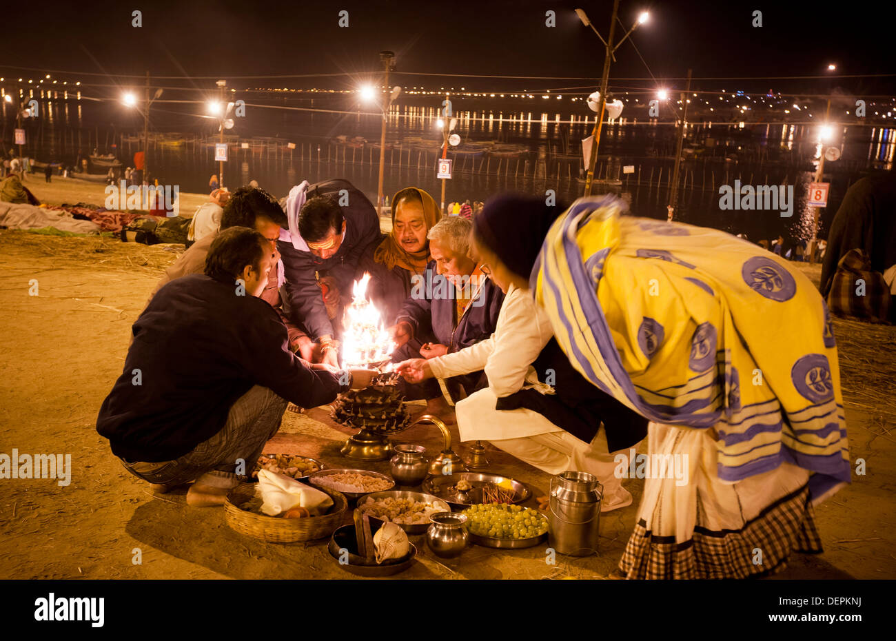 Les pèlerins d'effectuer les rituels hindous à Maha Kumbh, Allahabad, Uttar Pradesh, Inde Banque D'Images